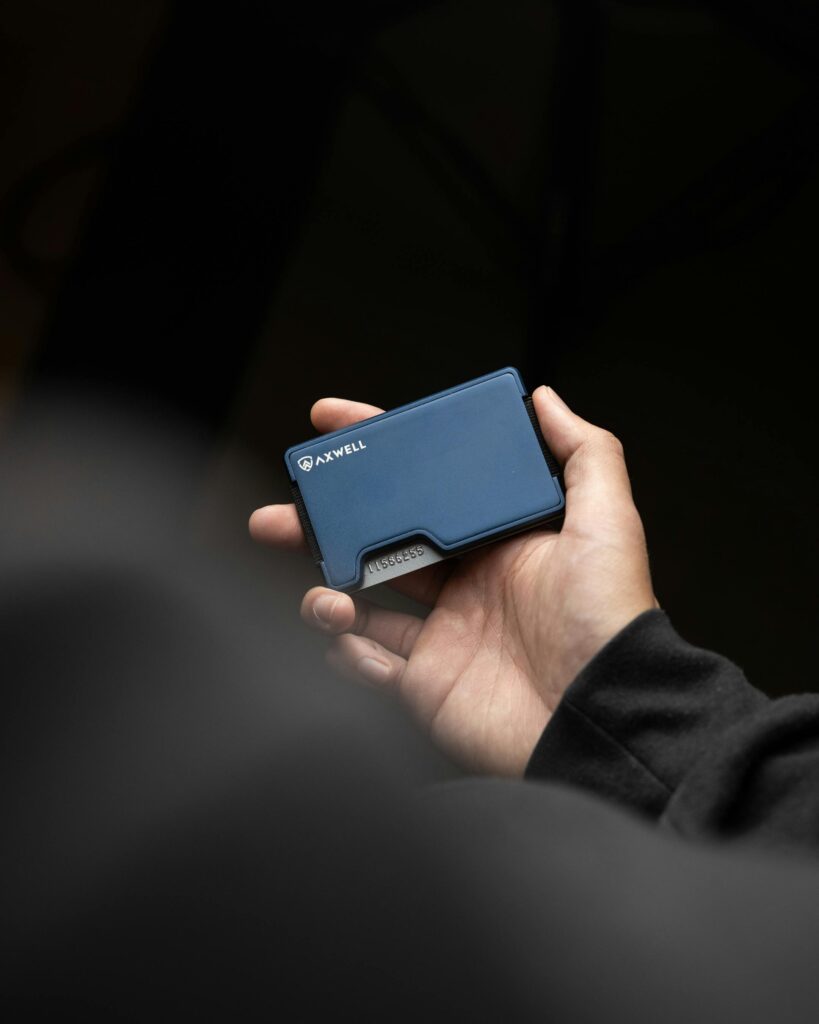Minimalist carbon fiber RF-shielded wallet for men security 2026