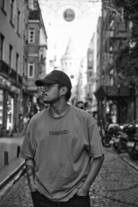 Seamless grey kinetic tech T-shirt for men with temperature-regulating fabric 2026 trends