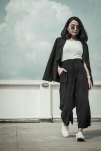 Modern American women street style 2026 featuring oversized blazer and white minimalist sneakers