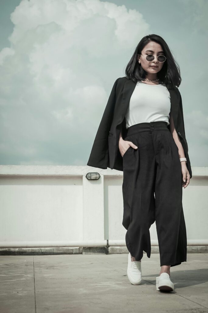 Modern American women street style 2026 featuring oversized blazer and white minimalist sneakers