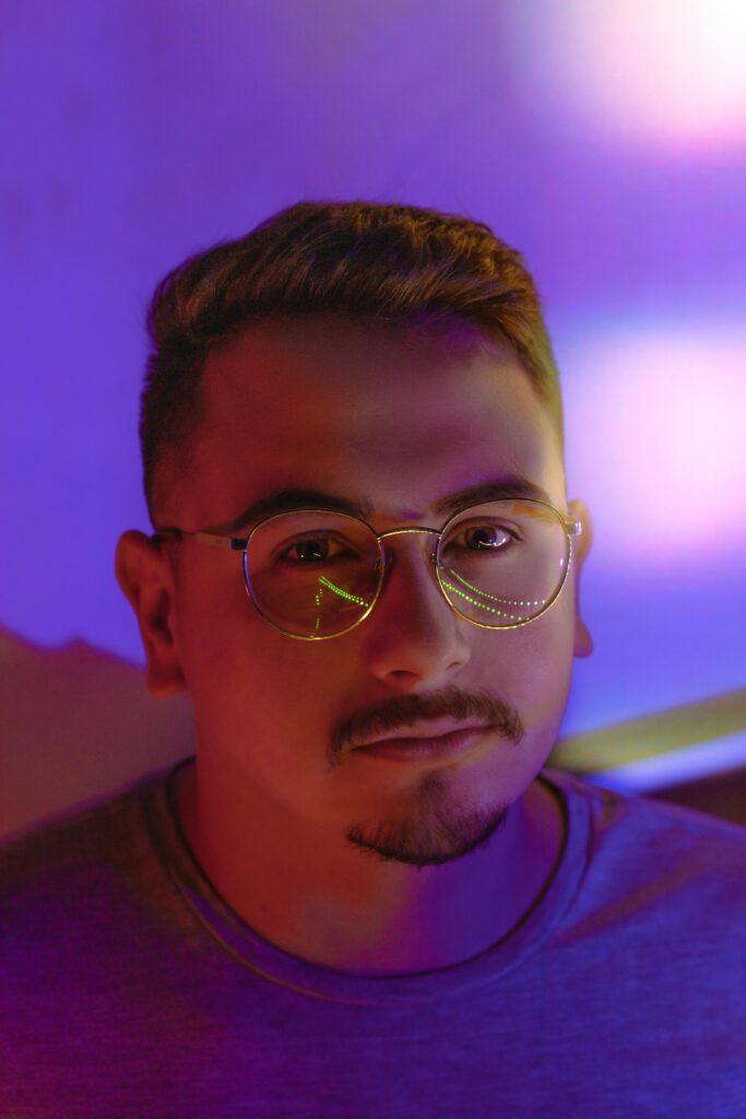 Smart shades for men with HUD and adaptive photochromic lenses 2026